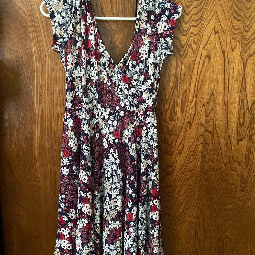 Kaileigh Floral V-Neck Midi Dress - Red and White
